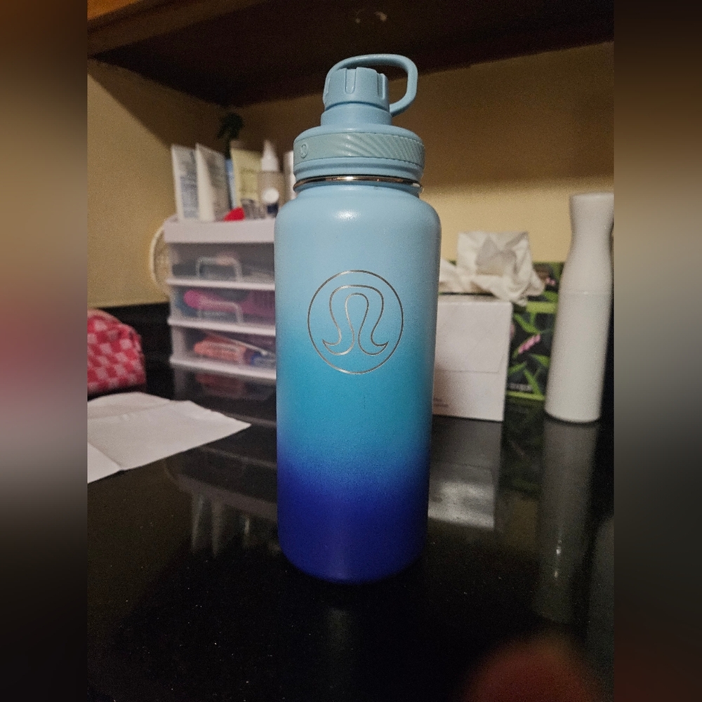Lululemon Back to Life Sport Bottle 32oz Blue Chill/Laguna Blue/Psychic